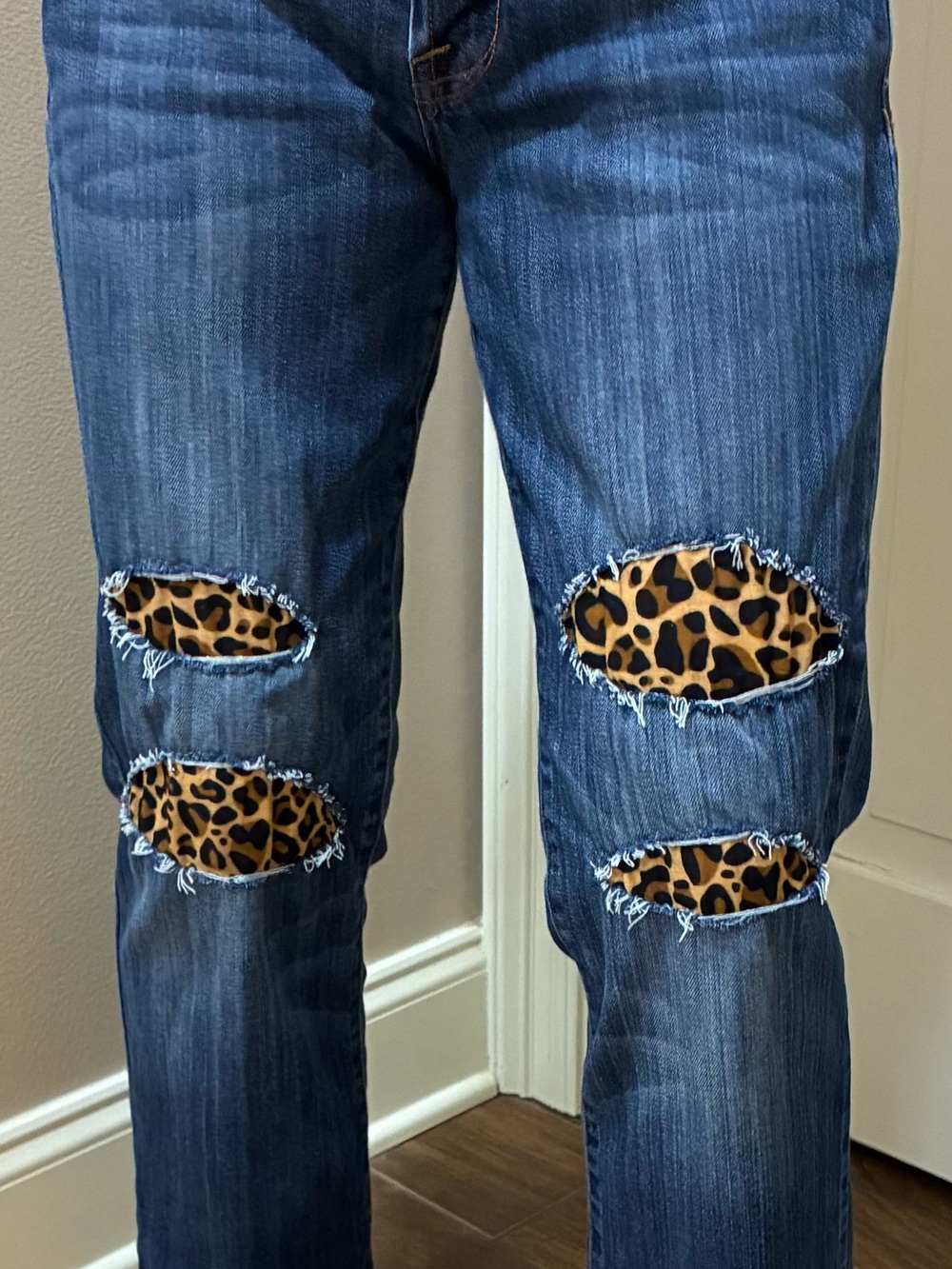 Women’s Lucky Brand Distressed Leopard Hand-Sewn Patched Blue Jeans, Size 6/28 - Picture 2 of 13